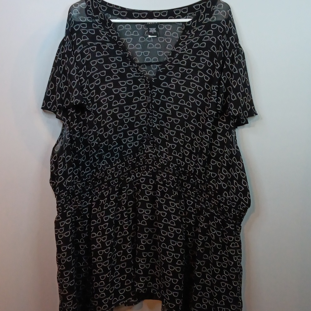 EUC Black Torrid Top with White Glasses Design Size 5